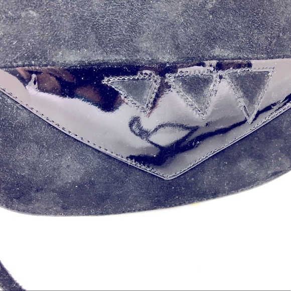 Vintage 80s crossbody clutch in suede like finish with patent accent. - Picture 2 of 4
